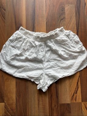 aerie Woman’s White Smocked Waist Shorts Size L